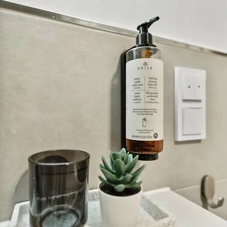 Apartment Stylisches Mit Terrasse&kostenlosem Parkplatz Lage In *